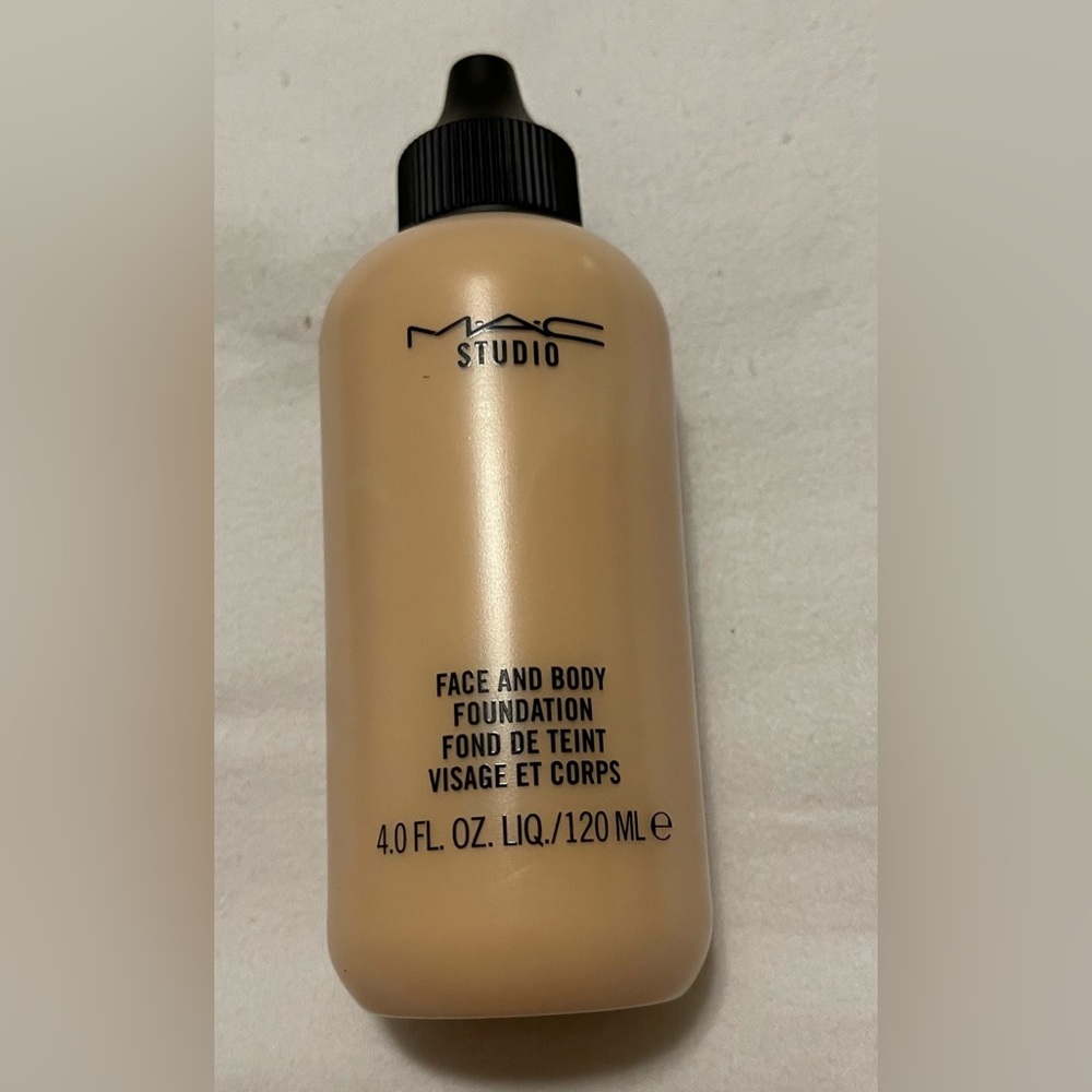 Mac Studio Fave and Body Foundation N3 - Picture 3 of 7